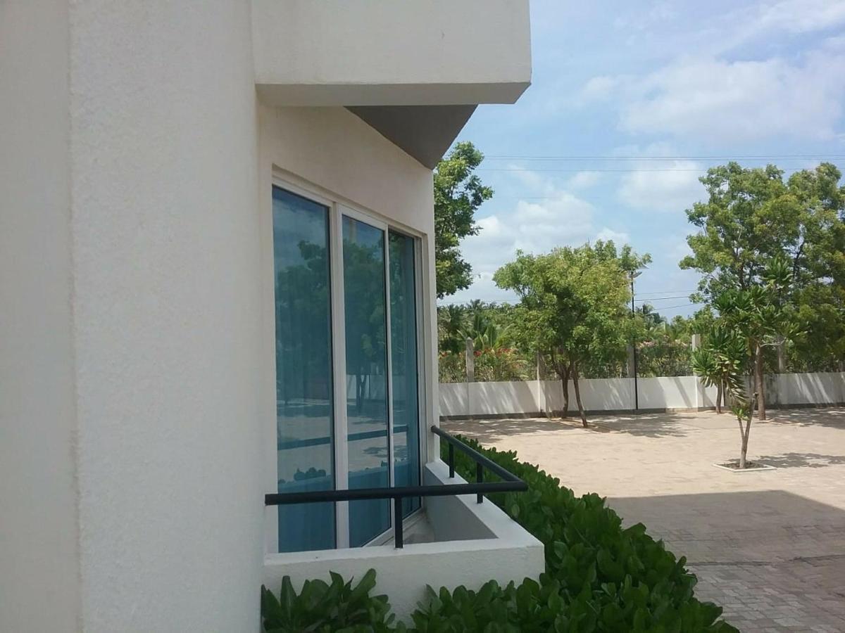 Trincomalee Ocean Front Condos Bagian luar foto
